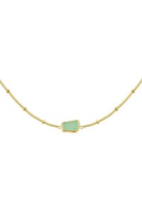 Collana in oro con un centro in pietra verde texturizzata, con piccoli accenti rotondi distribuiti lungo la catena.