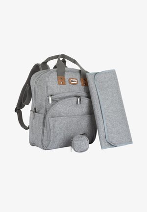 Zaino in tessuto grigio con dettagli in pelle marrone, multiple tasche con zip e un fasciatoio rimovibile, accompagnato da un piccolo astuccio rotondo.