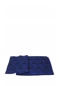 Coperta in tessuto blu con un motivo ripetuto di colore blu scuro con la scritta "CLASE". Tessuto morbido, forma rettangolare e leggermente piegata su un lato.