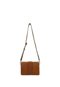 Sac bandoulière en cuir marron avec sangle ajustable et bande verticale texturée sur le rabat avant, isolé sur fond blanc.