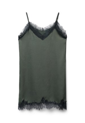 Abito slip in satin verde scuro con bordo in pizzo nero lungo il colletto e l'orlo, dotato di sottili spalline regolabili.