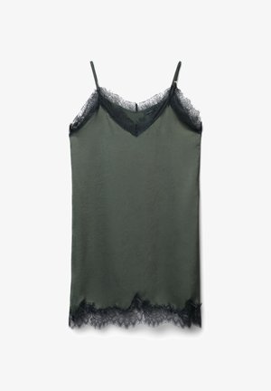 Abito slip in satin verde scuro con bordo in pizzo nero lungo il colletto e l'orlo, dotato di sottili spalline regolabili.