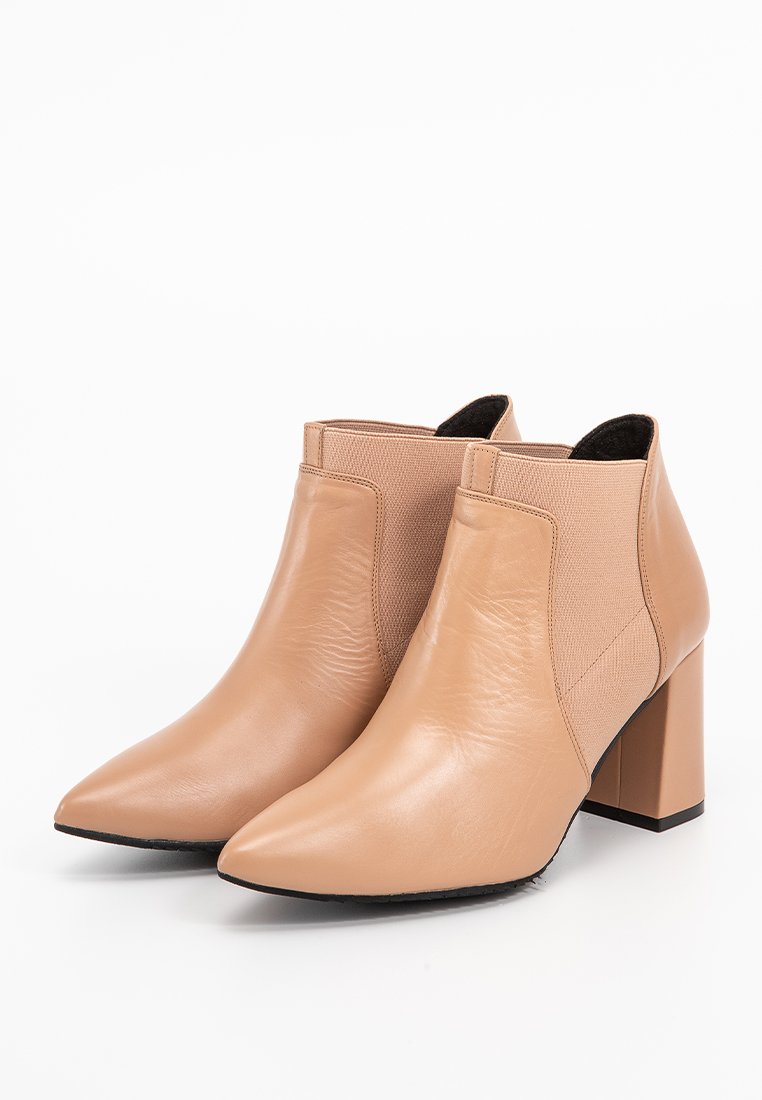 Beige Ankle-Boots aus einer Kombination von glattem Leder und strukturiertem Stoff, mit spitzem Zehenbereich und einem robusten Absatz. Einfaches Design mit minimalen Akzenten.