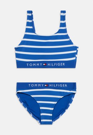 Blau-weiß gestreiftes Bikini-Set mit Top im Tank-Stil und Slips, beide mit dem "Tommy Hilfiger"-Logo und der Markenflagge am Bund versehen.