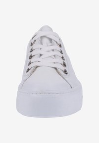 Weißer Canvas-Sneaker mit runder Zehenpartie, flachen Schnürsenkeln und metallischen Ösen. Hat eine strukturierte Gummisohle und ein minimalistisches Design.