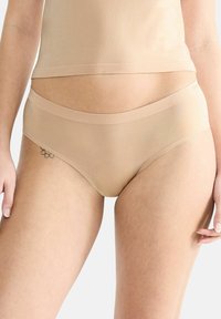 Beiger Baumwollmix-Hipster-Slip mit glatter Textur, breitem elastischem Bund und minimalistischem Design.