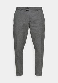 Pantalones gris espiga hechos de una tela texturizada, con cierre de botones, trabillas para cinturón y piernas cónicas con puños doblados.
