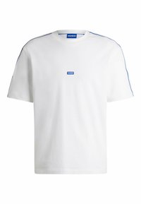 Weißes Baumwoll-T-Shirt mit Rundhalsausschnitt, kurzen Ärmeln, blauem Logo auf der Brust und blauen Akzenten entlang der Schulternähte.