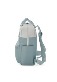 Jasnoniebieski plecak o teksturowanej powierzchni, z białą górną częścią, podwójnym zamkiem błyskawicznym oraz regulowanymi paskami po bokach.