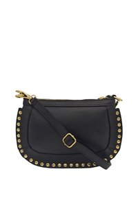 Sac en cuir noir à porter en bandoulière, orné de clous dorés, avec fermeture éclair et sangle réglable. Fini texturé avec une forme rectangulaire courbée.