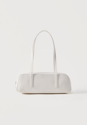 Weiße rechteckige Schultertasche mit langen dünnen Trägern, minimalen Nähten und Reißverschlussverschluss vor einem schlichten Hintergrund.