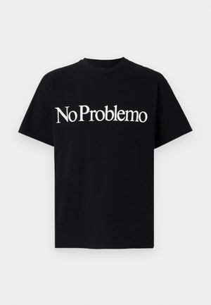 Schwarzes Baumwoll-T-Shirt mit kurzen Ärmeln und Rundhalsausschnitt. Der Frontdruck lautet "No Problemo" in großer weißer Schrift.