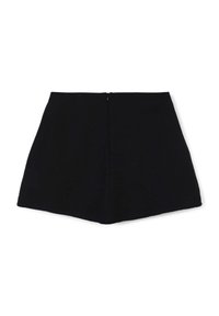 Pantaloncini neri con tessuto strutturato, dotati di una cerniera posteriore nascosta e design aderente. Colore solido senza motivi o accenti.