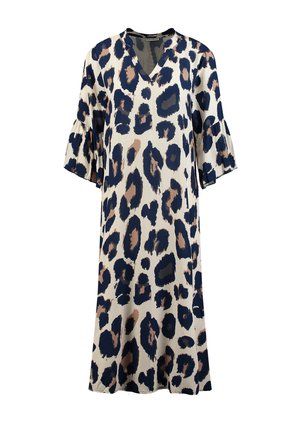 Sukienka midi z granatowo-beżowym abstrakcyjnym wzorem lamparta, dekoltem w serek oraz rękawami o długości 3/4 zakończonymi dzwonkowato, na białym tle.