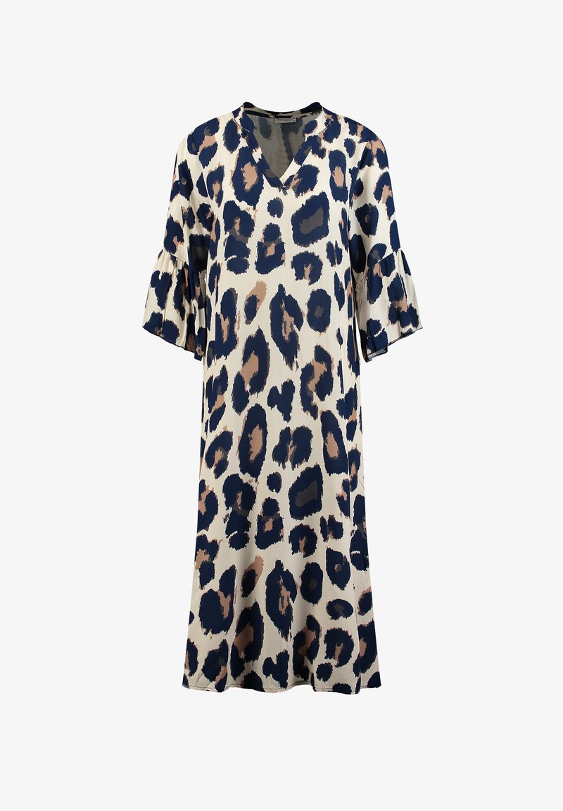 Robe midi avec imprimé léopard abstrait bleu marine et beige, col en V, et manches évasées trois-quarts sur fond blanc.