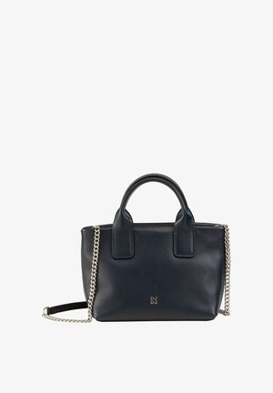 Pequeño bolso de cuero negro con dos asas superiores y una correa de cadena ajustable. Presenta una textura suave y un discreto detalle de logo en relieve.