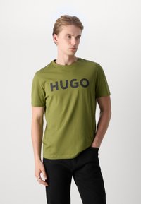 HUGO DULIVIO - Marškinėliai su spaudiniu - open green