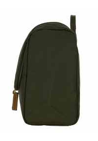 Groene stoffen tas met een rechthoekige vorm, ritssluiting en een bruin leren accent op de rits; gladde textuur.