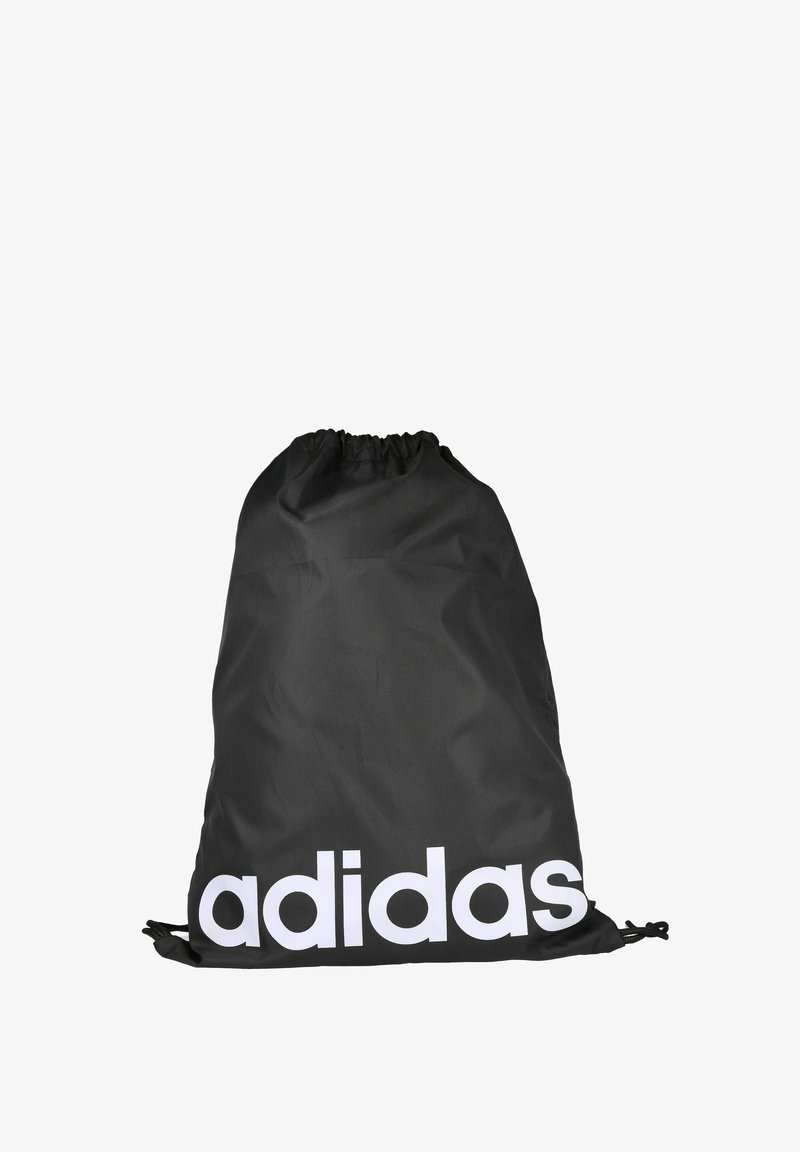 Bolsa negra con cordón, hecha de tela texturada, que presenta un gran logo blanco de "adidas". Diseño simple con parte superior fruncida y cordón ajustable.