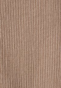 Gelaagd stof in lichtbruin, met verticale, parallelle ribbeling, die een geweven uitstraling creëert met een subtiele glans.