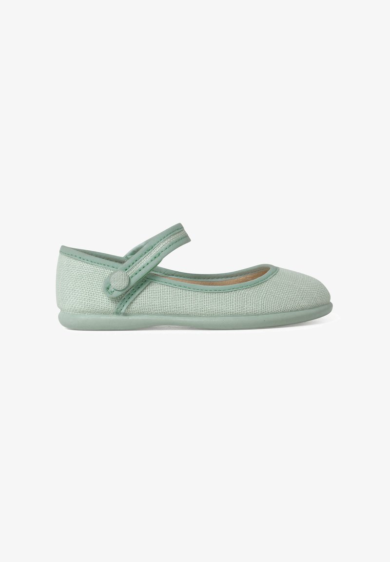 Ballet flat verde chiaro realizzato in tessuto testurizzato con punta arrotondata. Presenta una striscia laterale con un bottone arrotondato per una vestibilità sicura.