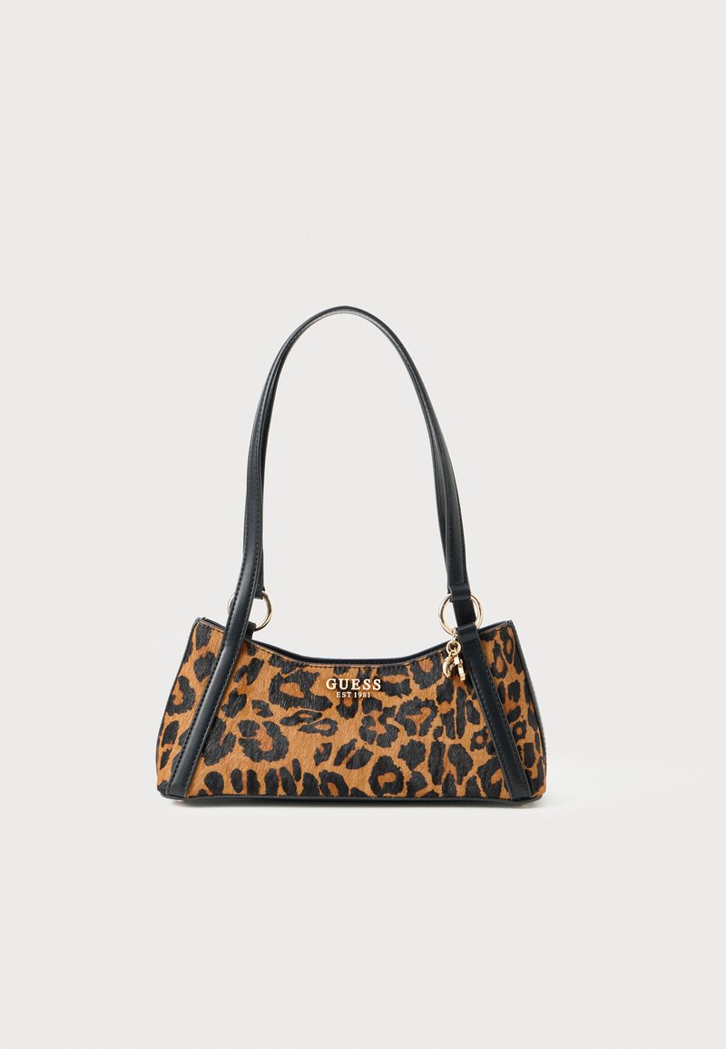 Piccola borsa a tracolla con motivo leopardato, manici neri, dettagli dorati e logo "GUESS EST 1981" sulla parte anteriore.