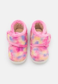 Pari pehmeitä, värikkäitä taaperokenkäitä, joissa on vaaleanpunainen, keltainen ja sininen tie-dye-kuvio, varustettuna tarranauhalla ja valkoisilla pohjilla.