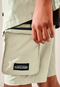 Next SHORT SLEEVES UTILITY AND SET - REGULAR FIT - Cargobukser - neutral