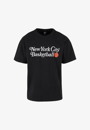 Must värvi puuvillane t-särk, millel on valge kiri "New York City Basketball" ja oranž korvpalli graafika.