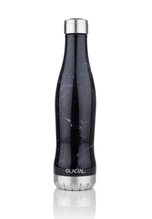 Czarna butelka na wodę ze stali nierdzewnej z białym marmurowym wzorem, srebrną nakrętką i logo "GLACIAL" na podstawie na białym tle.