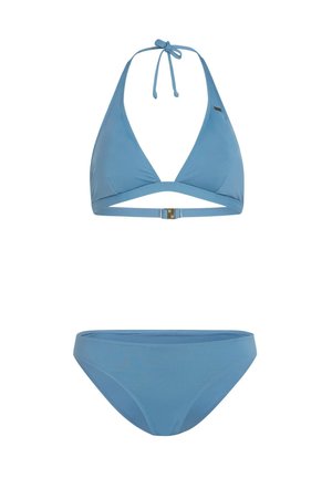 Blåt bikini sæt med en halterneck top med trekantede skåle og et udskåret bånd, suppleret med matchende lavtaljede trusser, glat tekstur.