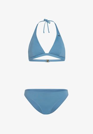 Blåt bikini sæt med en halterneck top med trekantede skåle og et udskåret bånd, suppleret med matchende lavtaljede trusser, glat tekstur.