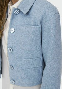 JDY V-AUSSCHNITT TIEF ANGESETZTE SCHULTER - Ελαφρύ μπουφάν - cashmere blue