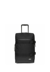 Černý batoh na kolečkách vyrobený z odolné látky, s horní rukojetí, nastavitelnými popruhy, zipovou kapsou a předními ozdobami na sponu.