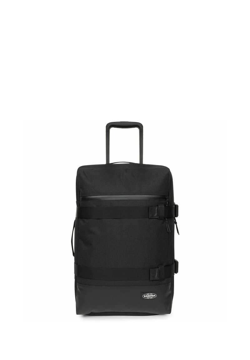 Černý batoh na kolečkách vyrobený z odolné látky, s horní rukojetí, nastavitelnými popruhy, zipovou kapsou a předními ozdobami na sponu.