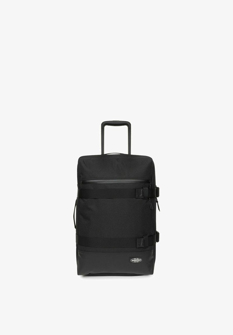 Černý batoh na kolečkách vyrobený z odolné látky, s horní rukojetí, nastavitelnými popruhy, zipovou kapsou a předními ozdobami na sponu.