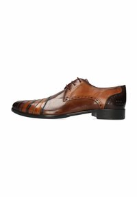 Chaussure de ville en cuir marron avec un bout pointu, dotée de rayures horizontales, de perforations décoratives et d'un talon bas.