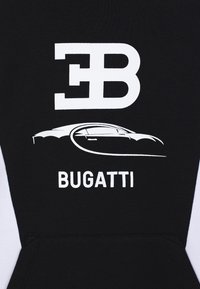 Felpa nera in cotone con elementi grafici bianchi: grande logo "EB" e illustrazione stilizzata di una Bugatti, con il testo "BUGATTI" sottostante.