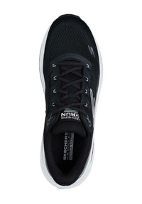 Zapatilla deportiva negra con parte superior de tela de malla, diseño de cordones, media suela blanca y etiqueta "Skechers Air Cooled Goga Mat" en la plantilla.