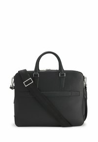 Malette en cuir noir au design structuré, avec des poignées supérieures, une bandoulière réglable et des bricolages en ton argenté. Fini texturé avec des accents minimalistes.