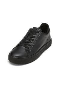 Schwarze Ledersneaker mit abgerundetem Zehenbereich, strukturieller Gummisohle, flachen Schnürsenkeln und minimalistischem Design. Dezentem Branding auf der Zunge.