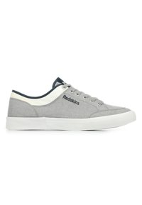 Baskets en toile grises avec accents blancs et bleu marine, dotées de lacets ronds, d'un col rembourré et d'une semelle en caoutchouc texturé. Logo "Redskins" sur le côté.