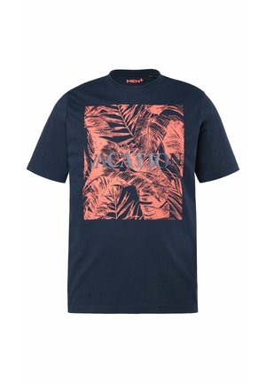 T-shirt a maniche corte color blu navy con stampa di foglie tropicali corallo e la parola "VACATION" in lettere maiuscole sul petto.