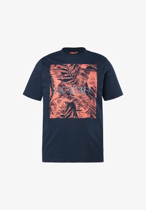 Dunkelblaues T-Shirt mit kurzen Ärmeln und korallenrotem tropischem Blätterdruck sowie dem Wort "VACATION" in fetten Buchstaben auf der Brust.