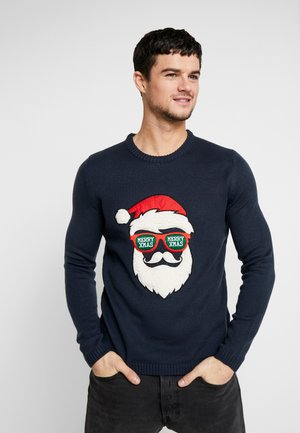 Marineblauwe trui met een ontwerp van een kerstman gezicht, met een rode hoed, witte baard en groene bril waar "MERRY XMAS" op staat, van gestructureerde stof.