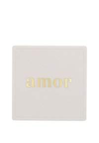 Squarisk keramikplatta i ljusrosa med upphöjd guldtext som stavar "amor." Slät yta med en subtil matt finish.