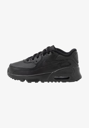 Baskets Nike noires avec une tige en cuir texturé, design à lacets, semelle rembourrée et unité d'air visible dans le talon. Semelle extérieure en caoutchouc pour une meilleure adhérence.