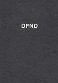 Tissu gris foncé avec le texte "DFND" en blanc. La texture est lisse avec une finition légèrement mate.
