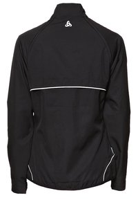 Chaqueta atlética negra con cuello alto, mangas largas, detalles reflectantes blancos y un bolsillo con cremallera en el costado.
