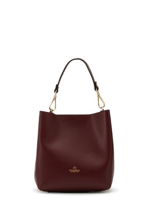 Sac à main en cuir texturé rouge foncé avec une seule poignée courte et des fermoirs et un logo dorés au centre à l'avant.